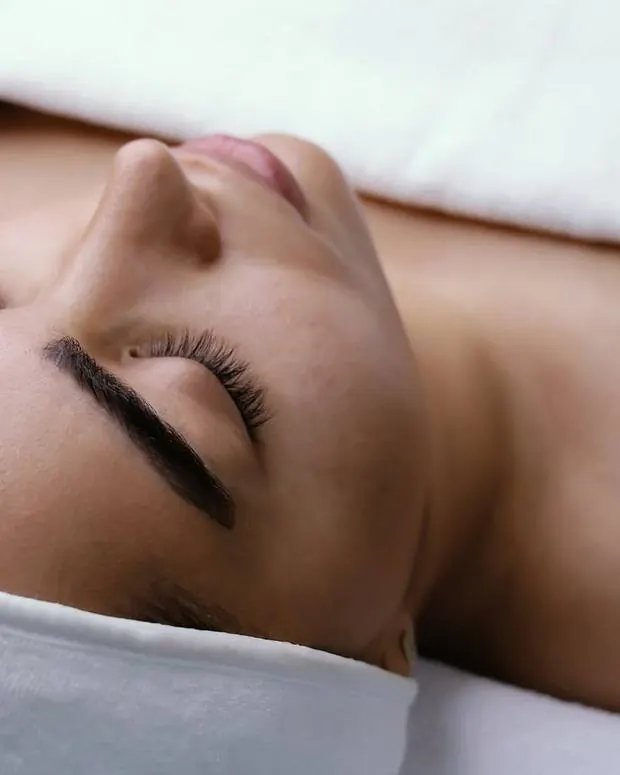 Paciente recostada con los ojos cerrados y la vincha puesta, antes de empezar