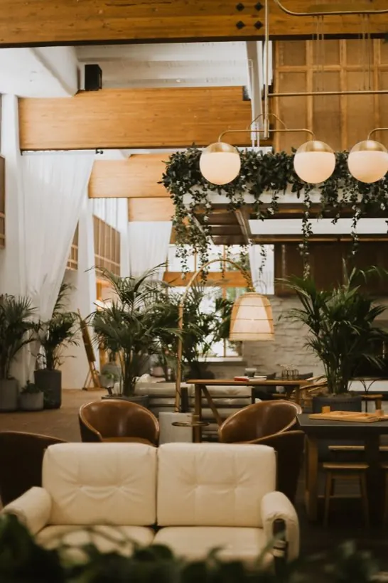 Sala de estar del hotel con lámpara colgante