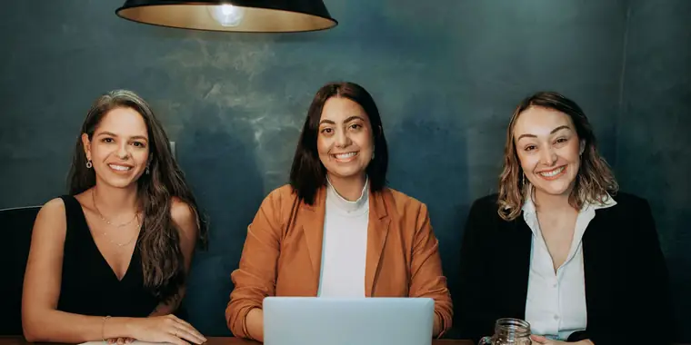 Las tres personas del equipo de Vindala en la oficina