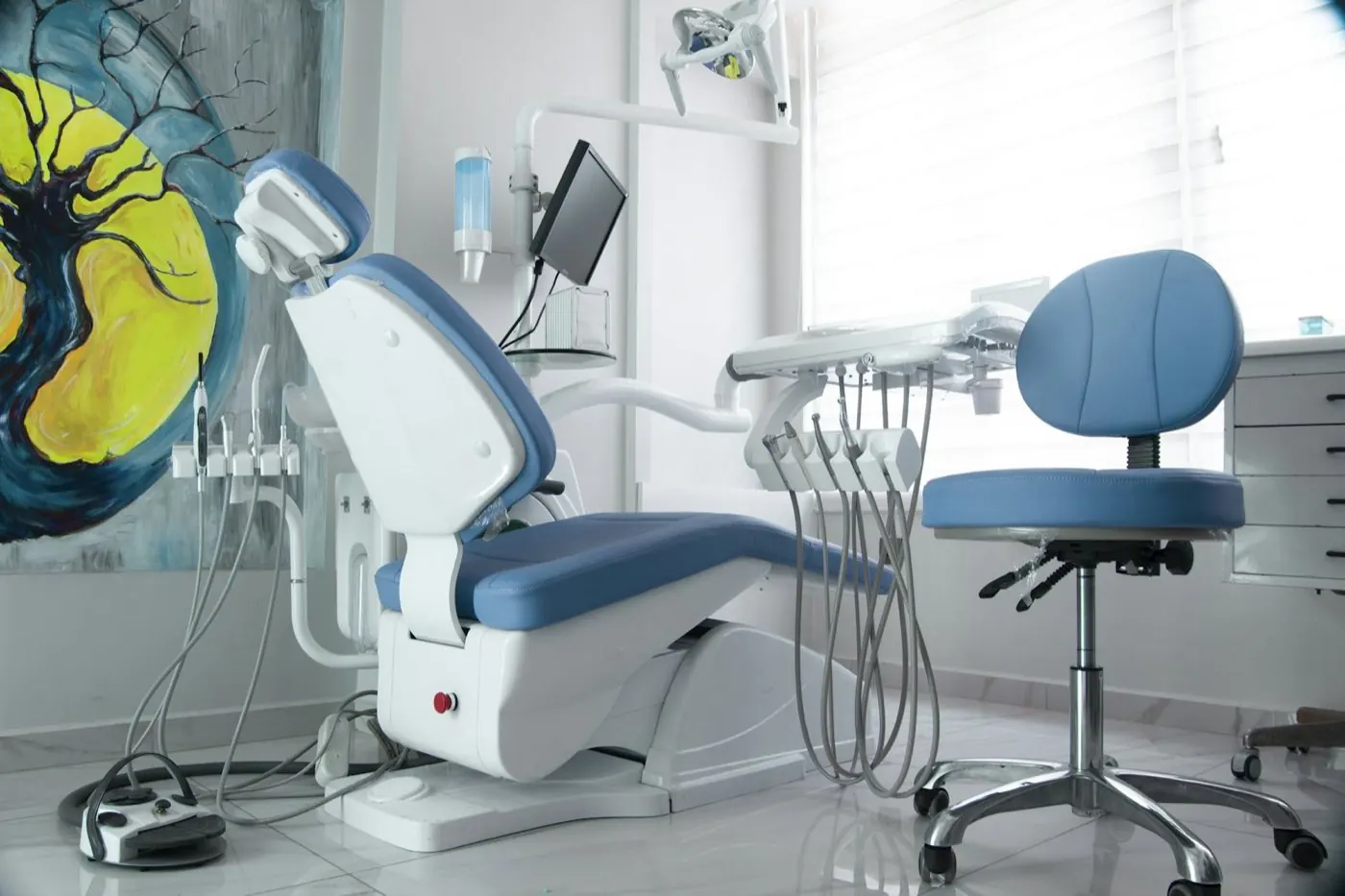 Sillón odontológico en un consultorio luminoso