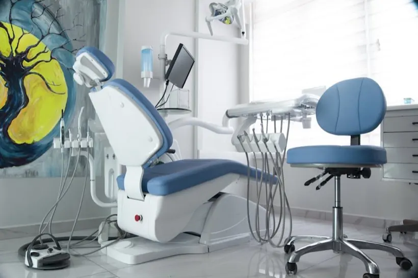 Sala de atención odontológica con luz natural